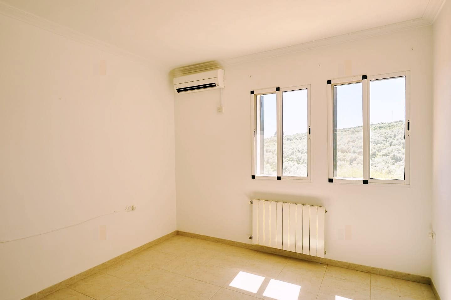 6 soveværelse Finca/Landehus til salg i Olvera med swimmingpool garage - € 450.000 (Ref: 8710536)