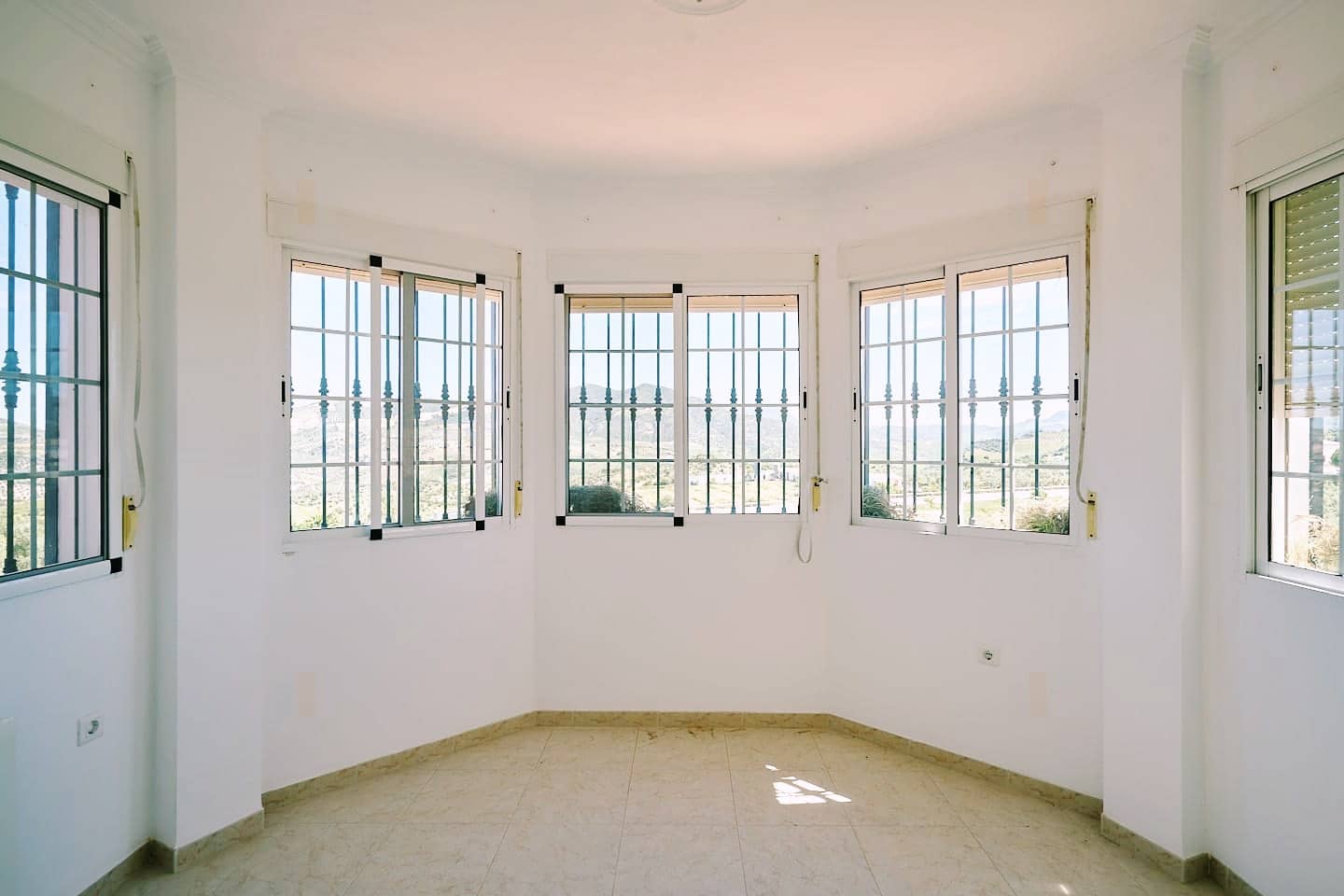 6 soveværelse Finca/Landehus til salg i Olvera med swimmingpool garage - € 450.000 (Ref: 8710536)