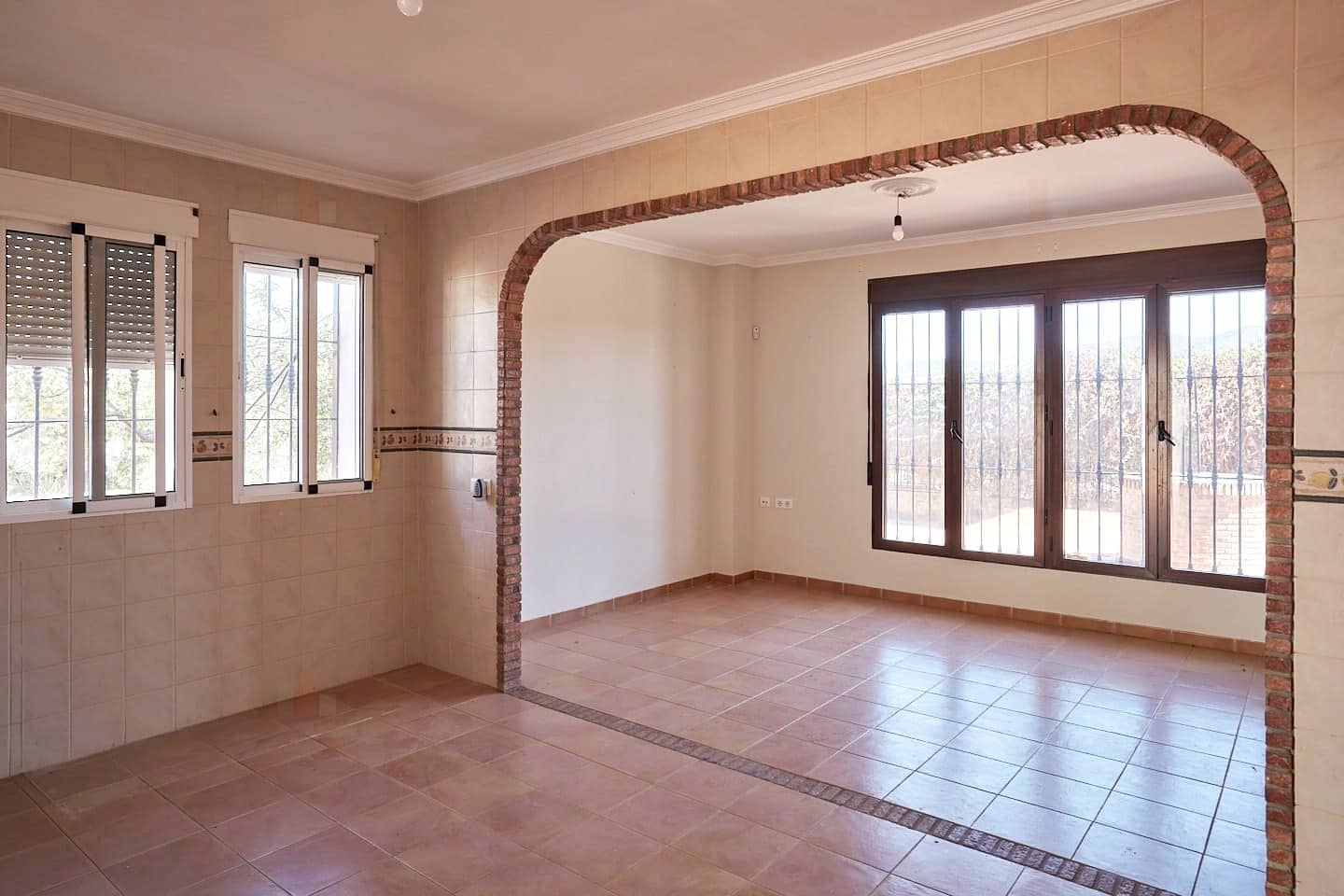 6 soveværelse Finca/Landehus til salg i Olvera med swimmingpool garage - € 450.000 (Ref: 8710536)