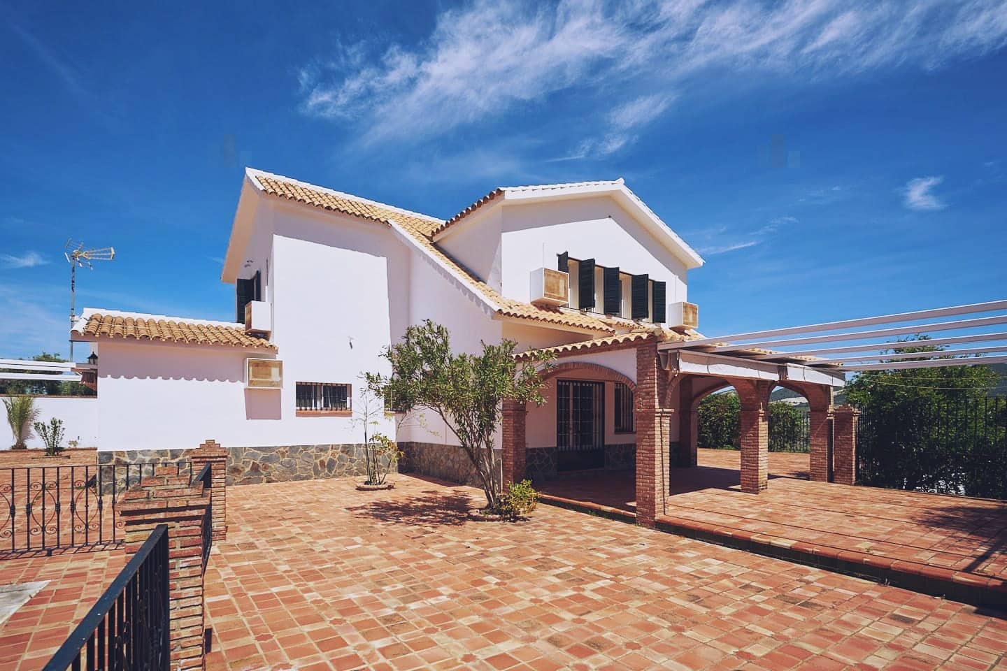 6 soveværelse Finca/Landehus til salg i Olvera med swimmingpool garage - € 450.000 (Ref: 8710536)