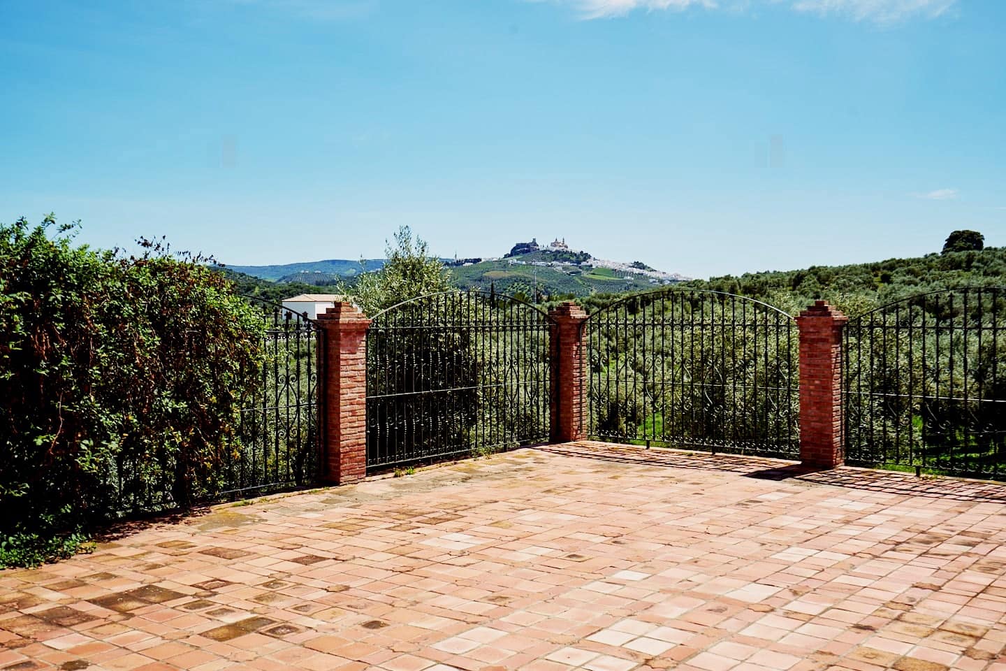 6 soveværelse Finca/Landehus til salg i Olvera med swimmingpool garage - € 450.000 (Ref: 8710536)