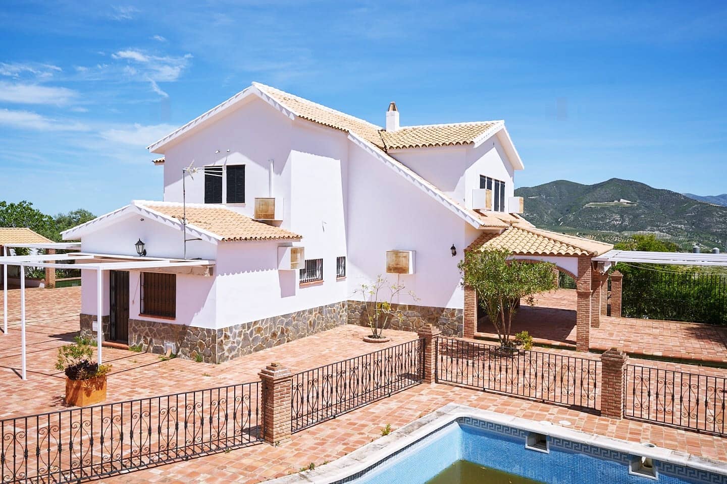 6 soveværelse Finca/Landehus til salg i Olvera med swimmingpool garage - € 450.000 (Ref: 8710536)