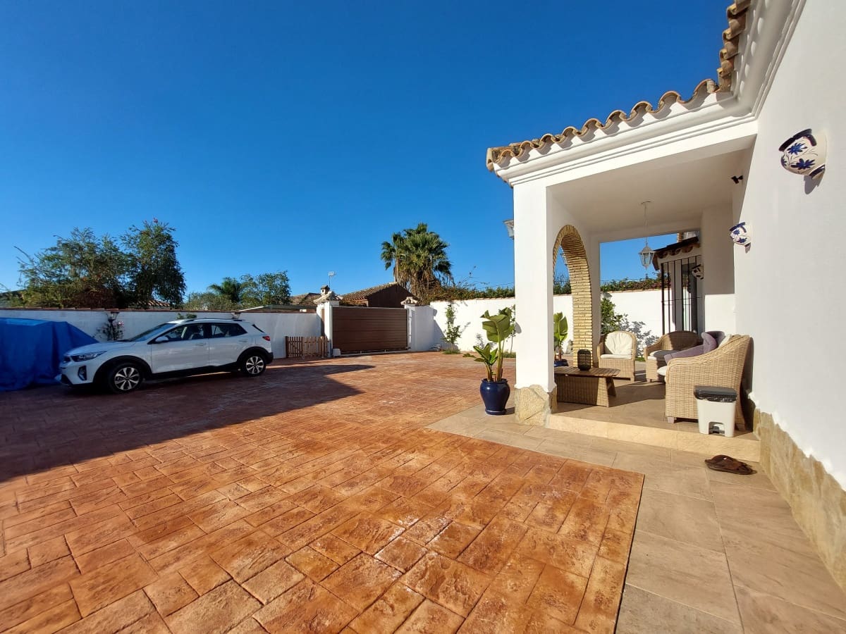 4 soverom Villa til salgs i Chiclana de la Frontera med svømmebasseng garasje - € 445 000 (Ref: 9409701)