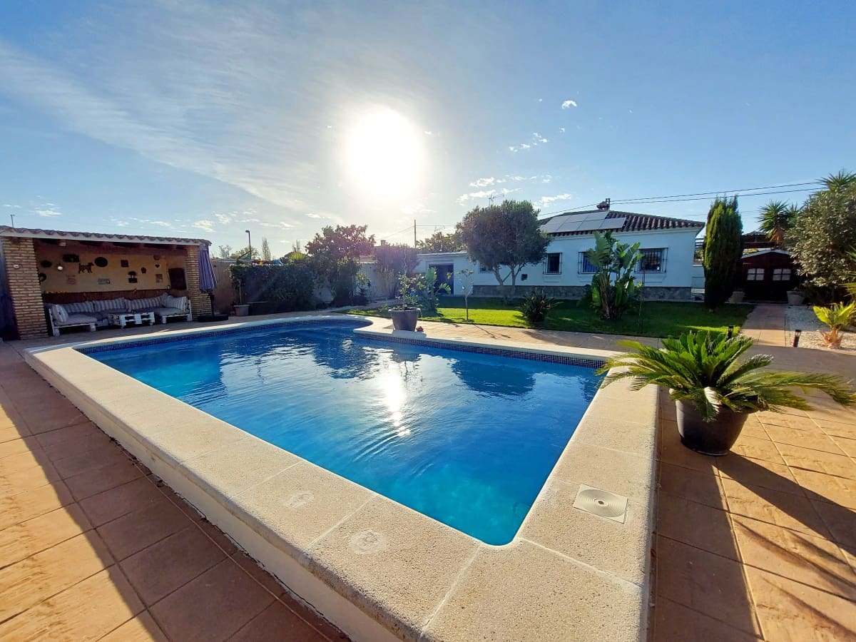 3 slaapkamer Villa te koop in Chiclana de la Frontera met zwembad garage - € 335.000 (Ref: 9488528)