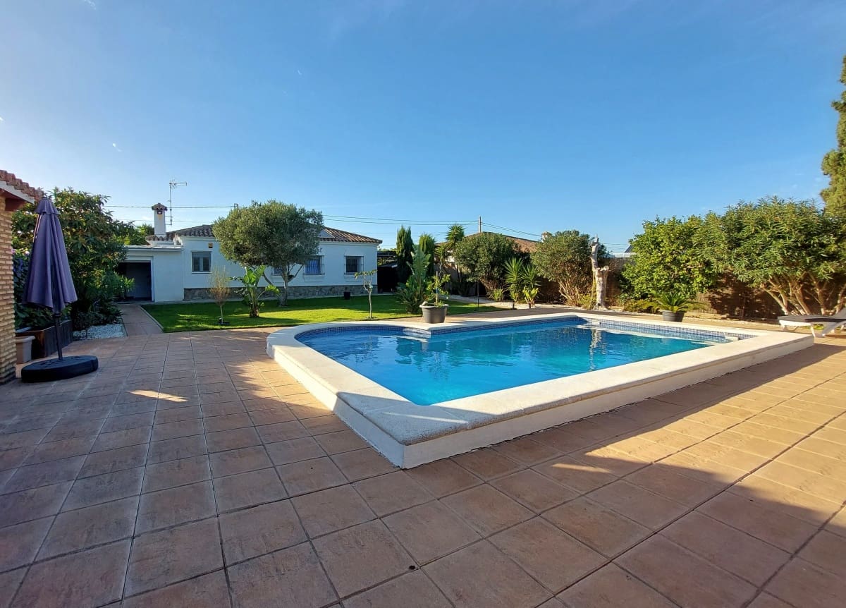 3 slaapkamer Villa te koop in Chiclana de la Frontera met zwembad garage - € 335.000 (Ref: 9488528)