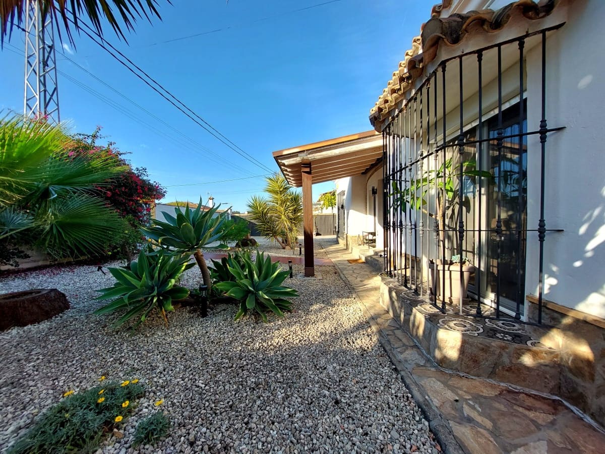 3 slaapkamer Villa te koop in Chiclana de la Frontera met zwembad garage - € 335.000 (Ref: 9488528)