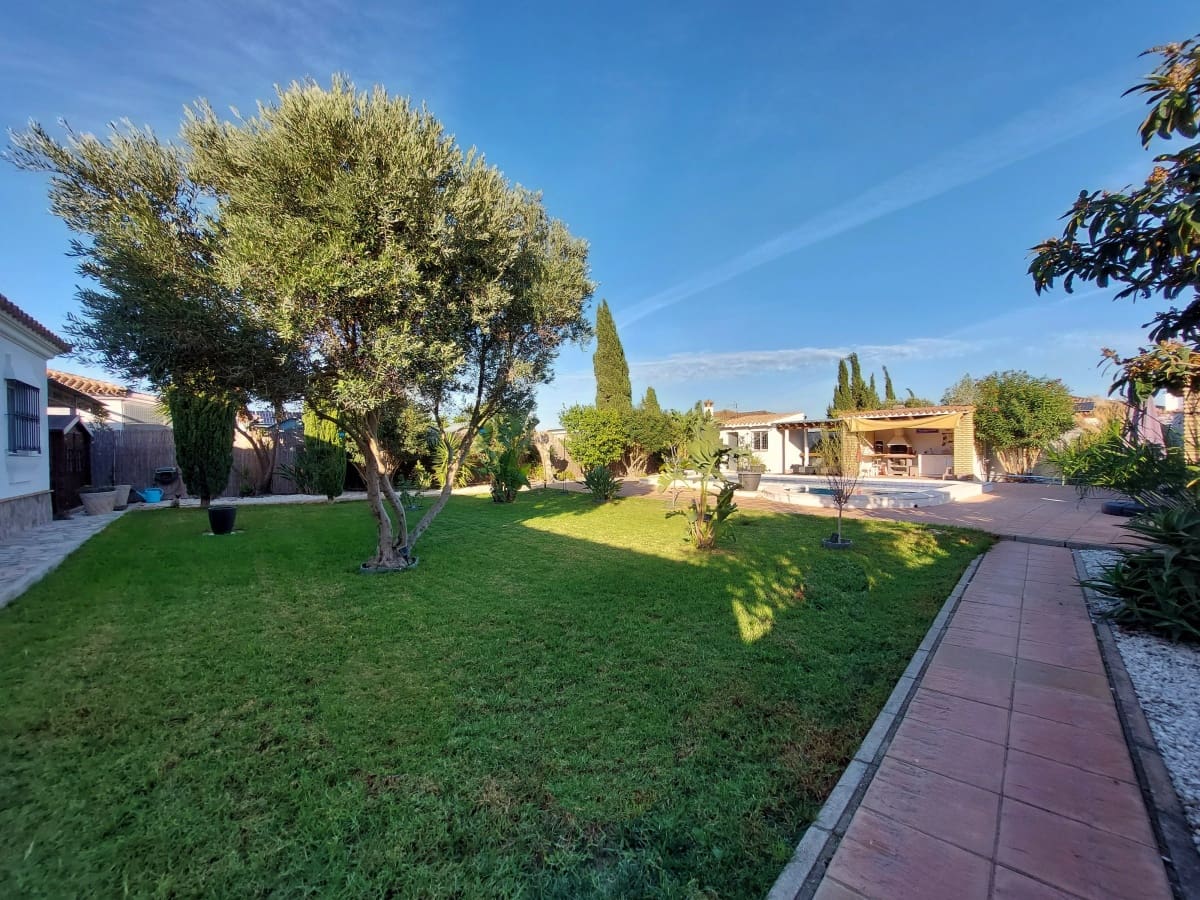 3 slaapkamer Villa te koop in Chiclana de la Frontera met zwembad garage - € 335.000 (Ref: 9488528)