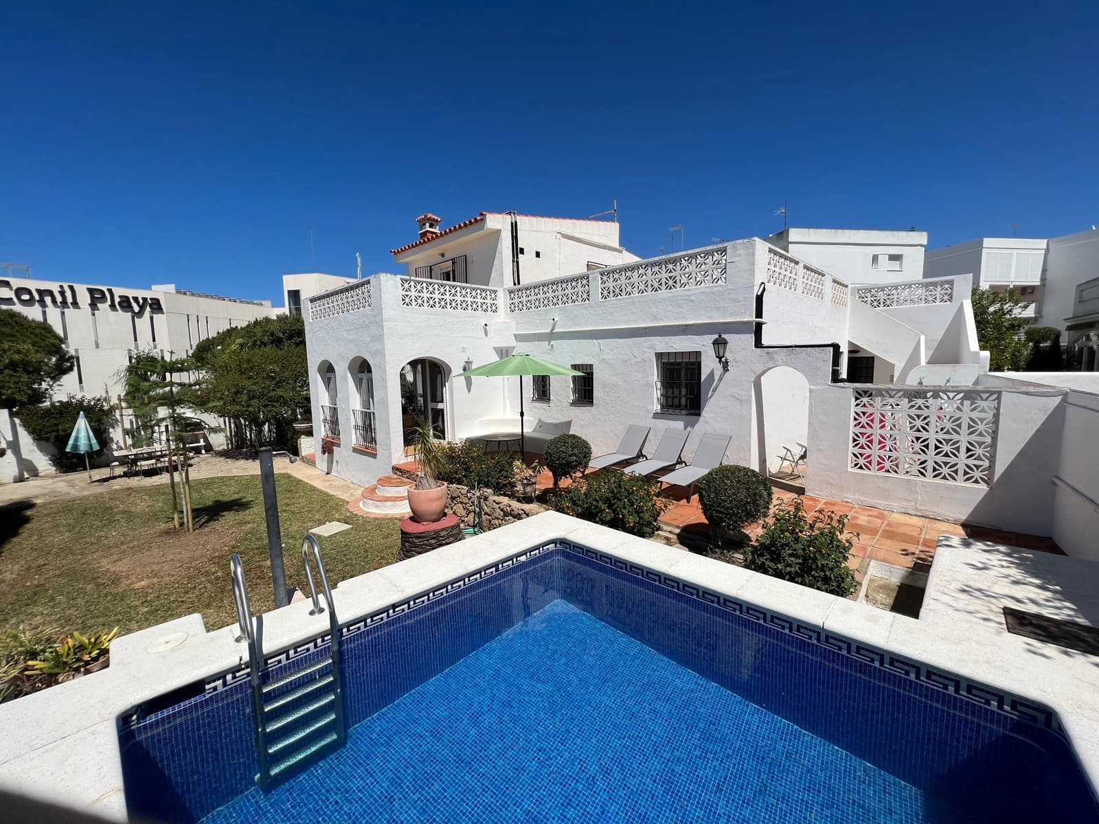 4 bedroom Villa for sale in Conil de la Frontera with pool garage - € 649,000 (Ref: 9500264)