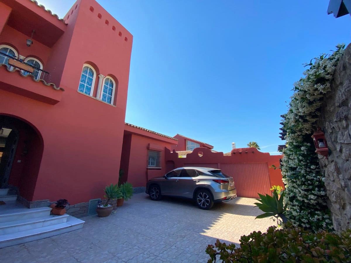 5 bedroom Villa for sale in Novo Sancti Petri with pool garage - € 1,200,000 (Ref: 9626721)