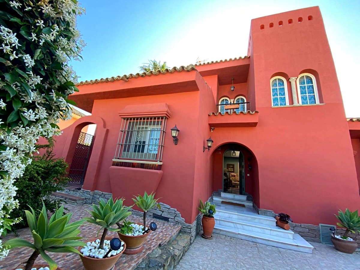 5 bedroom Villa for sale in Novo Sancti Petri with pool garage - € 1,200,000 (Ref: 9626721)