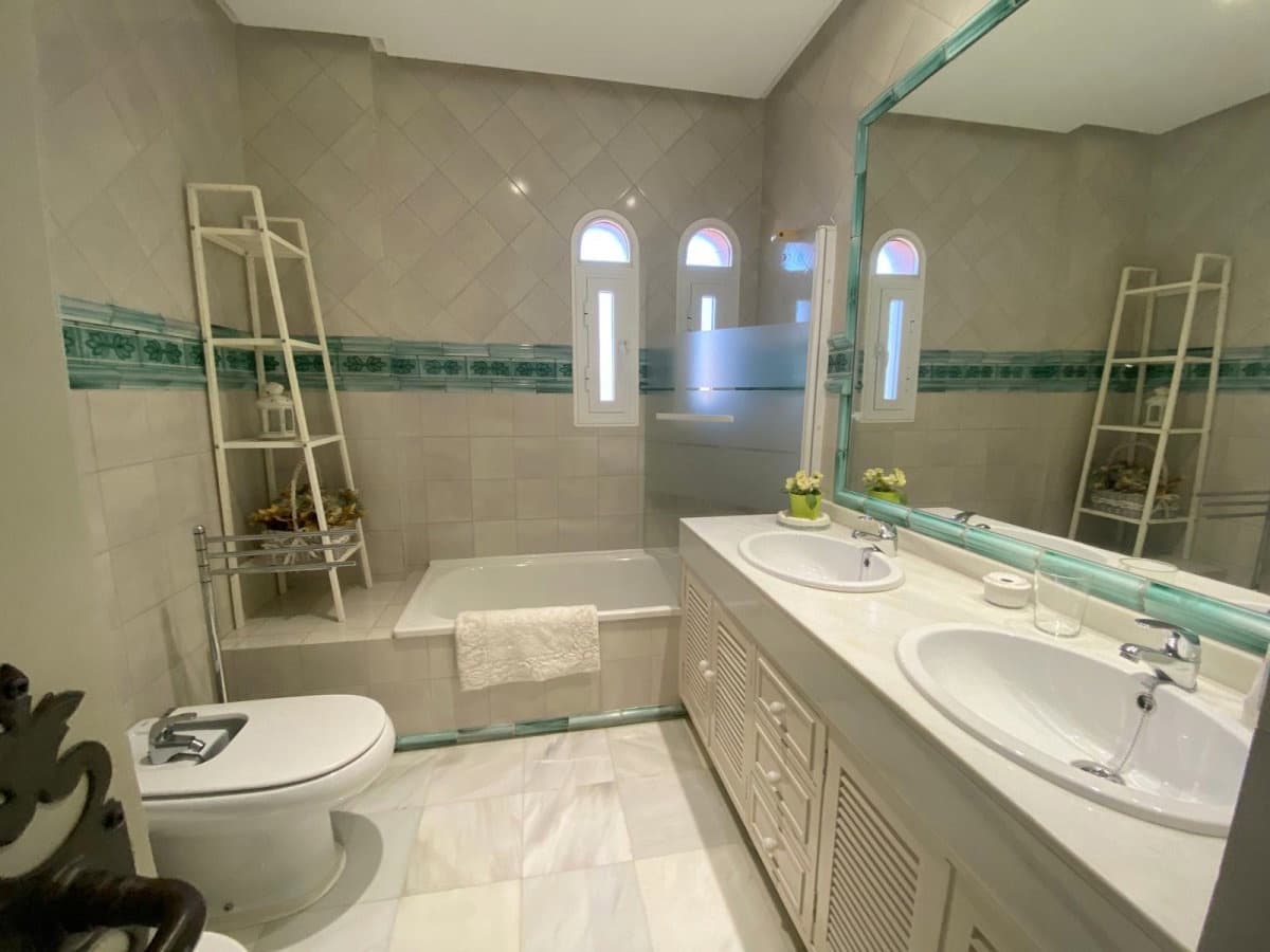 5 bedroom Villa for sale in Novo Sancti Petri with pool garage - € 1,200,000 (Ref: 9626721)