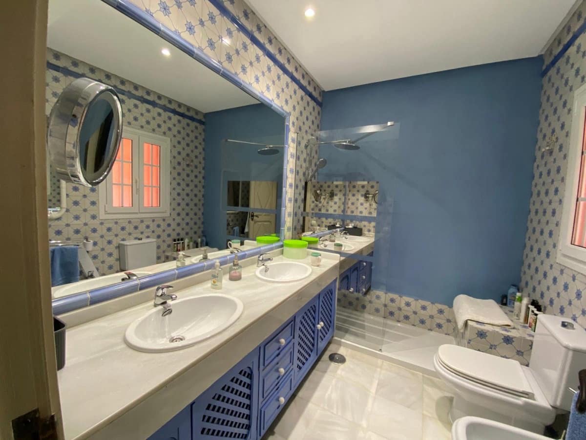5 bedroom Villa for sale in Novo Sancti Petri with pool garage - € 1,200,000 (Ref: 9626721)