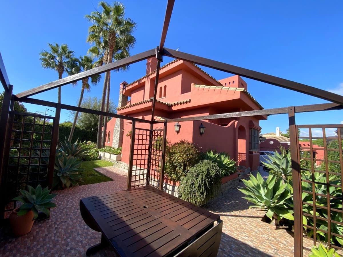 5 bedroom Villa for sale in Novo Sancti Petri with pool garage - € 1,200,000 (Ref: 9626721)