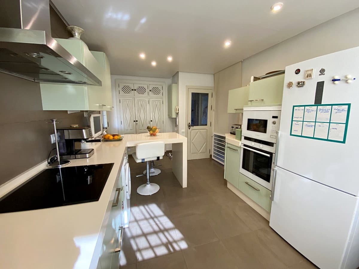 5 bedroom Villa for sale in Novo Sancti Petri with pool garage - € 1,200,000 (Ref: 9626721)