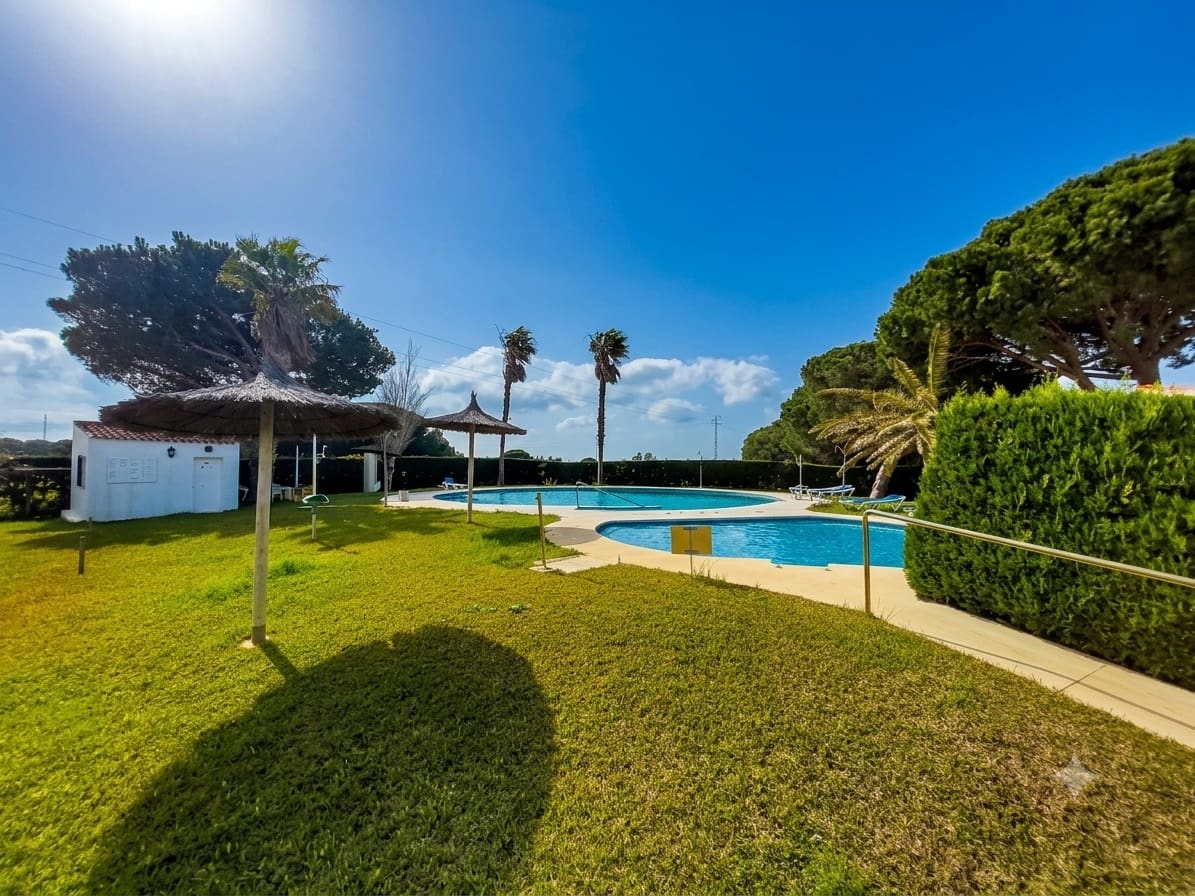 2 bedroom Townhouse for sale in Chiclana de la Frontera with pool garage - € 215,000 (Ref: 9665239)
