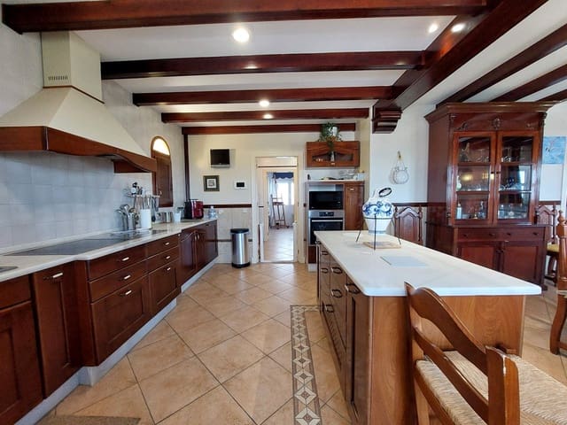 5 bedroom Townhouse for sale in Medina-Sidonia with garage - € 598,950 (Ref: 9793730)