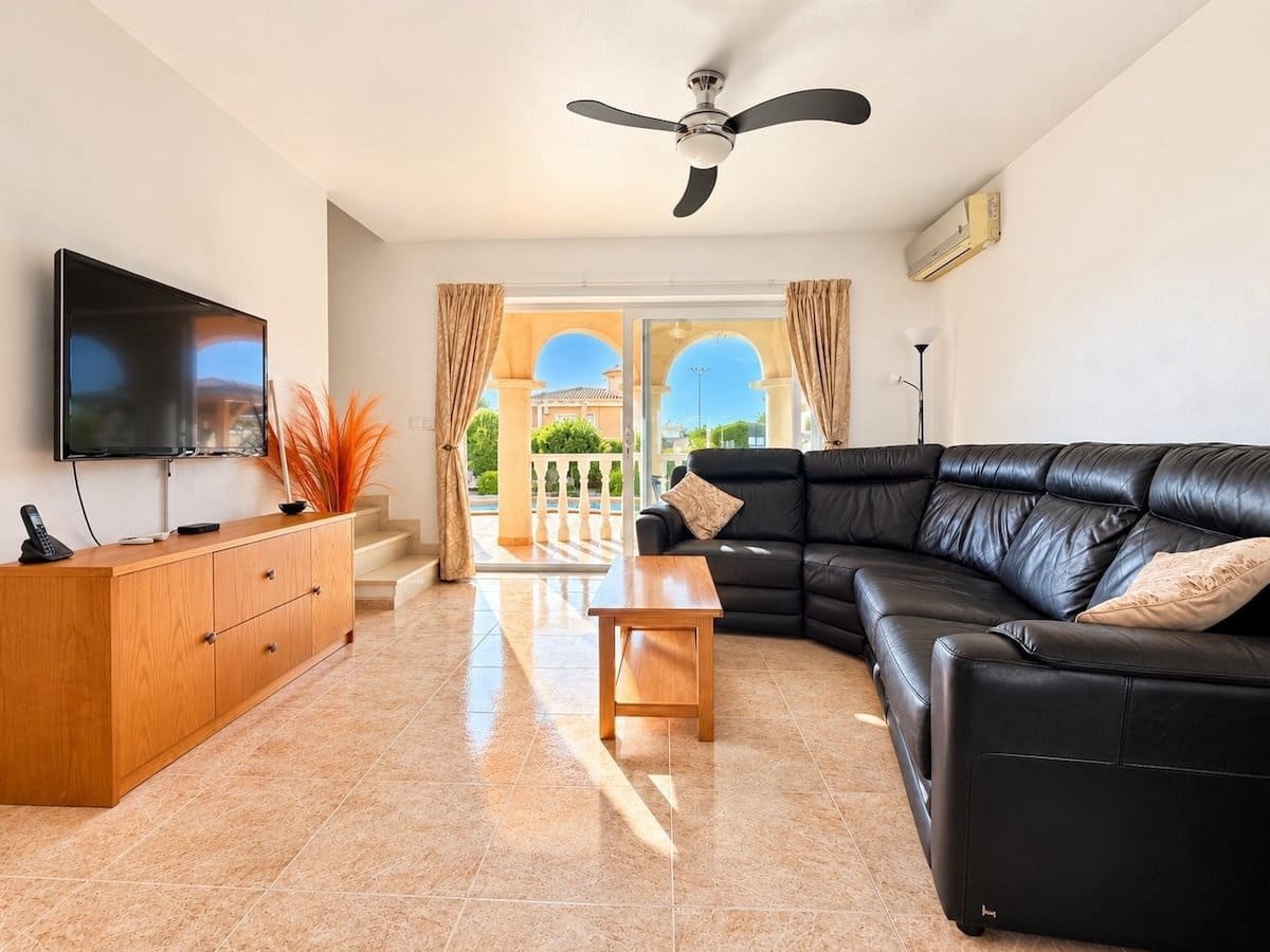 4 soveværelse Villa til salg i La Marina med swimmingpool - € 375.000 (Ref: 10057211)