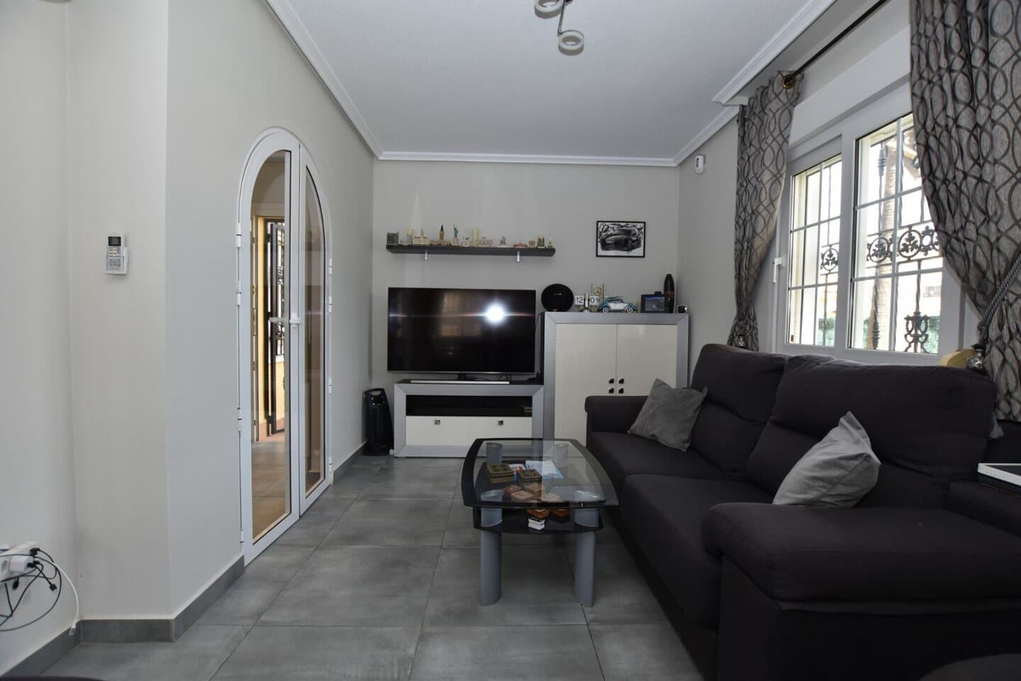 Chalet de 3 habitaciones en Villamartin en venta con piscina - 424.000 € (Ref: 10079971)