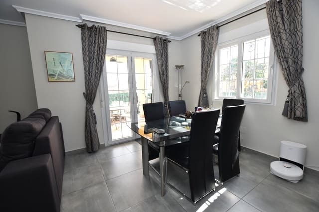 Chalet de 3 habitaciones en Villamartin, Orihuela en venta con piscina - 424.000 € (Ref: 10079971)