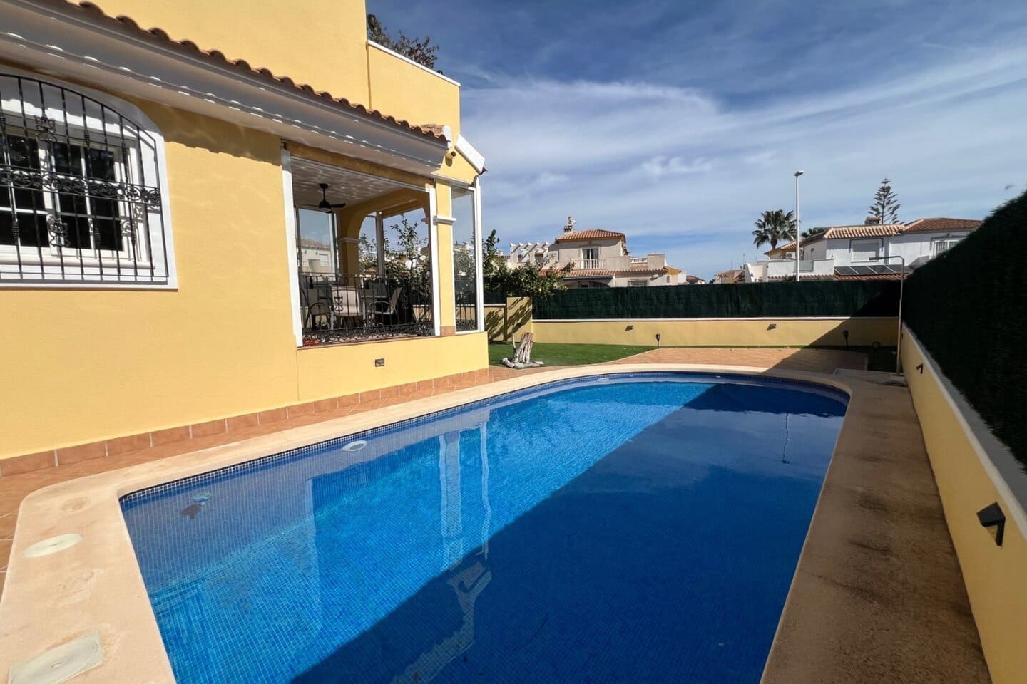 Chalet de 3 habitaciones en Villamartin en venta con piscina - 424.000 € (Ref: 10079971)