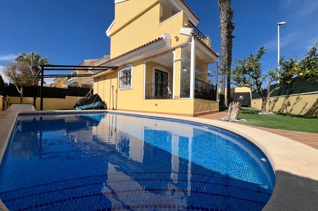 Chalet de 3 habitaciones en Villamartin, Orihuela en venta con piscina - 424.000 € (Ref: 10079971)
