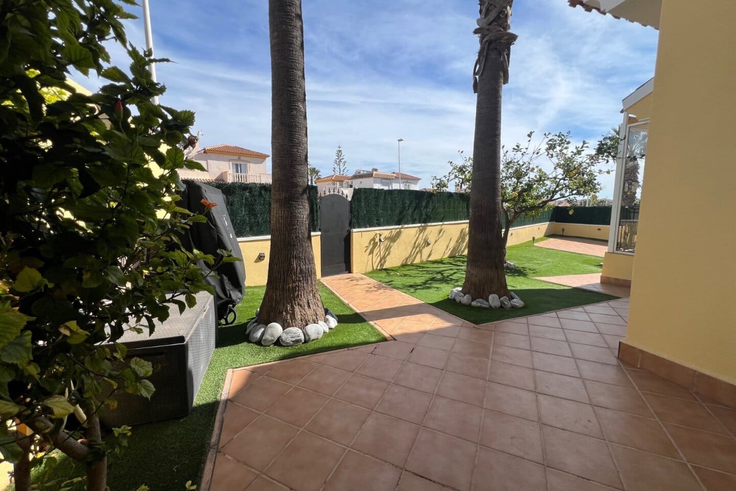 Chalet de 3 habitaciones en Villamartin en venta con piscina - 424.000 € (Ref: 10079971)