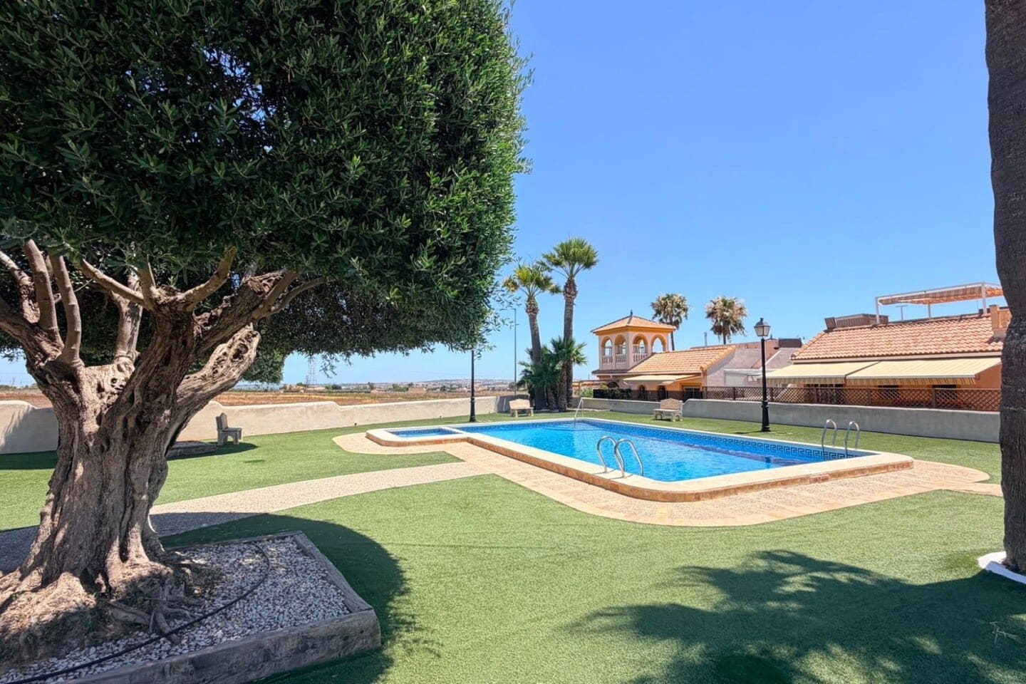 2 bedroom Townhouse for sale in Los Montesinos with pool garage - € 168,000 (Ref: 10163544)