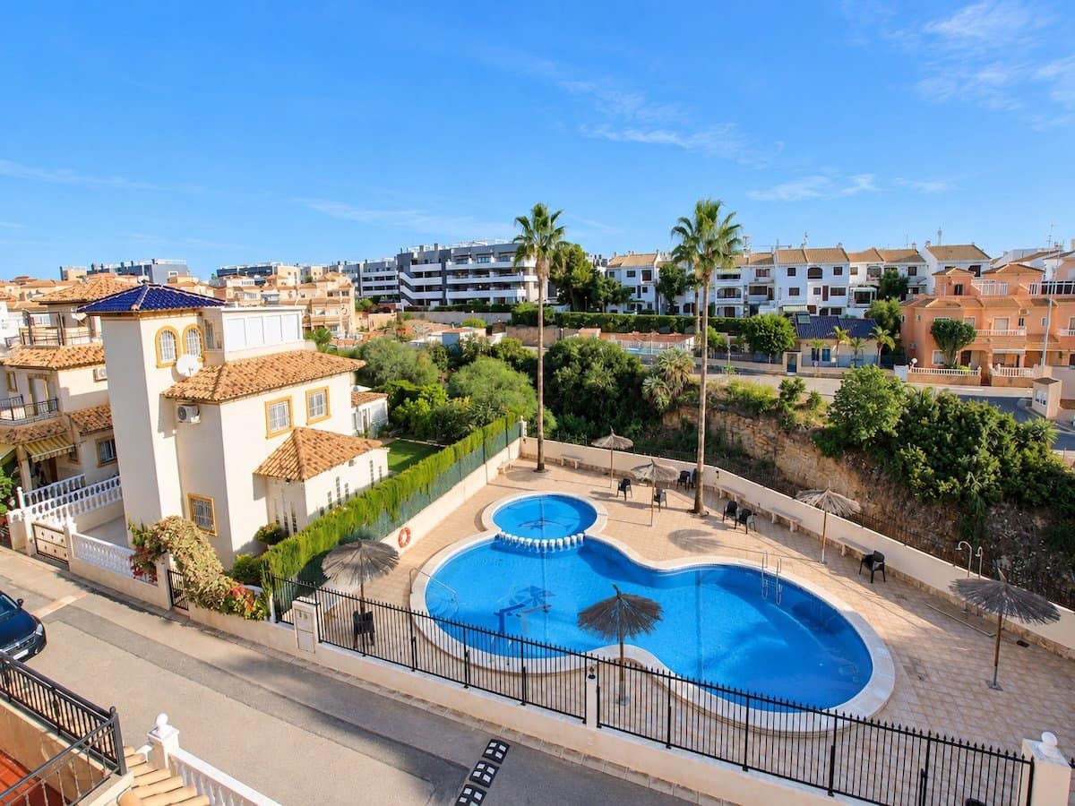 2 soveværelse Byhus til salg i Playa Flamenca med swimmingpool garage - € 215.000 (Ref: 10169381)