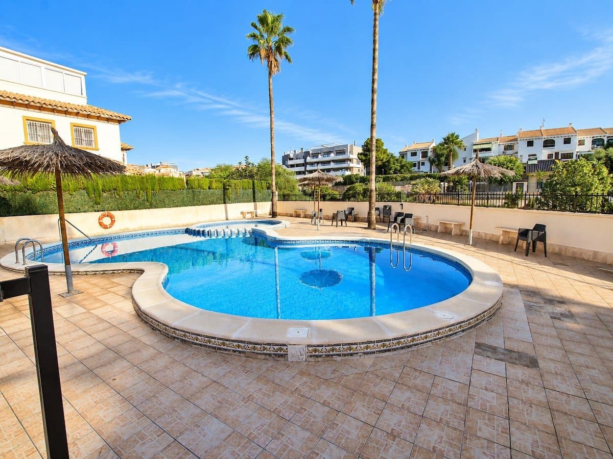 2 soveværelse Byhus til salg i Playa Flamenca med swimmingpool garage - € 215.000 (Ref: 10169381)