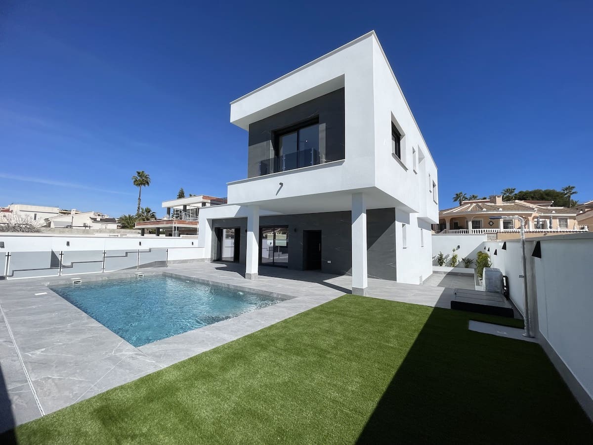 3 bedroom Villa for sale in Ciudad Quesada with pool - € 799,900 (Ref: 8891421)