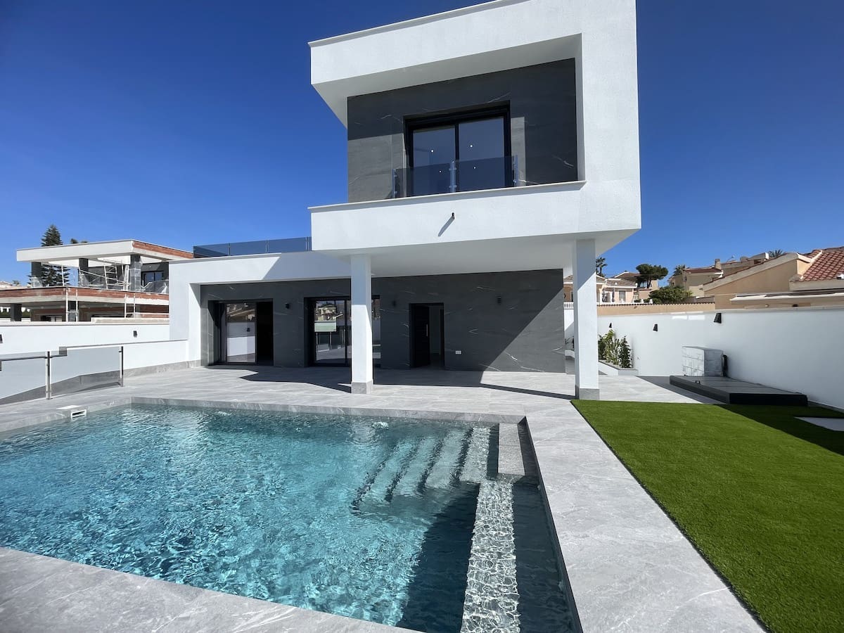 3 bedroom Villa for sale in Ciudad Quesada with pool - € 799,900 (Ref: 8891421)