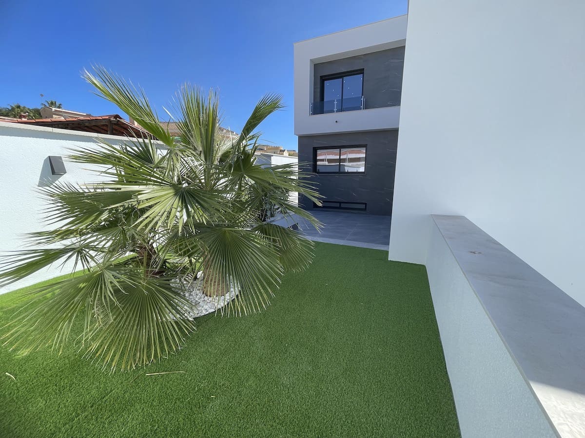 3 bedroom Villa for sale in Ciudad Quesada with pool - € 799,900 (Ref: 8891421)