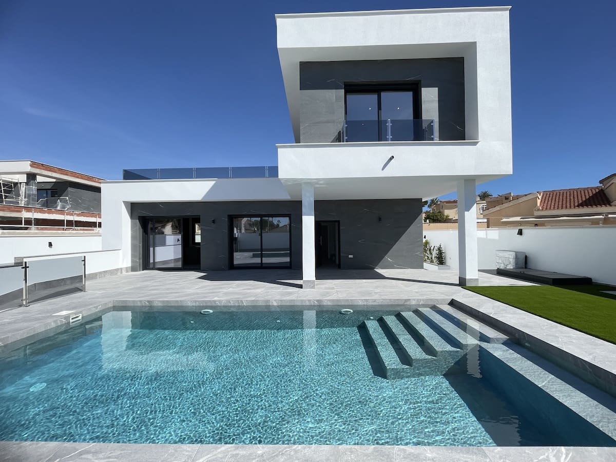 3 bedroom Villa for sale in Ciudad Quesada with pool - € 799,900 (Ref: 8891421)