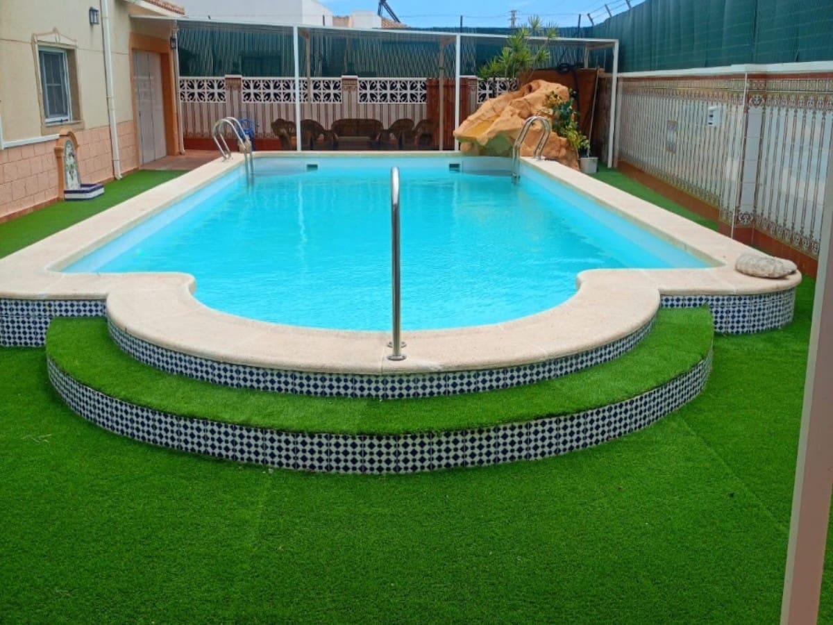 Chalet de 4 habitaciones en El Chaparral en venta con piscina - 689.000 € (Ref: 9101672)