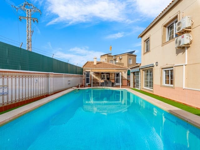 Chalet de 4 habitaciones en El Chaparral, Torrevieja en venta con piscina - 689.000 € (Ref: 9101672)