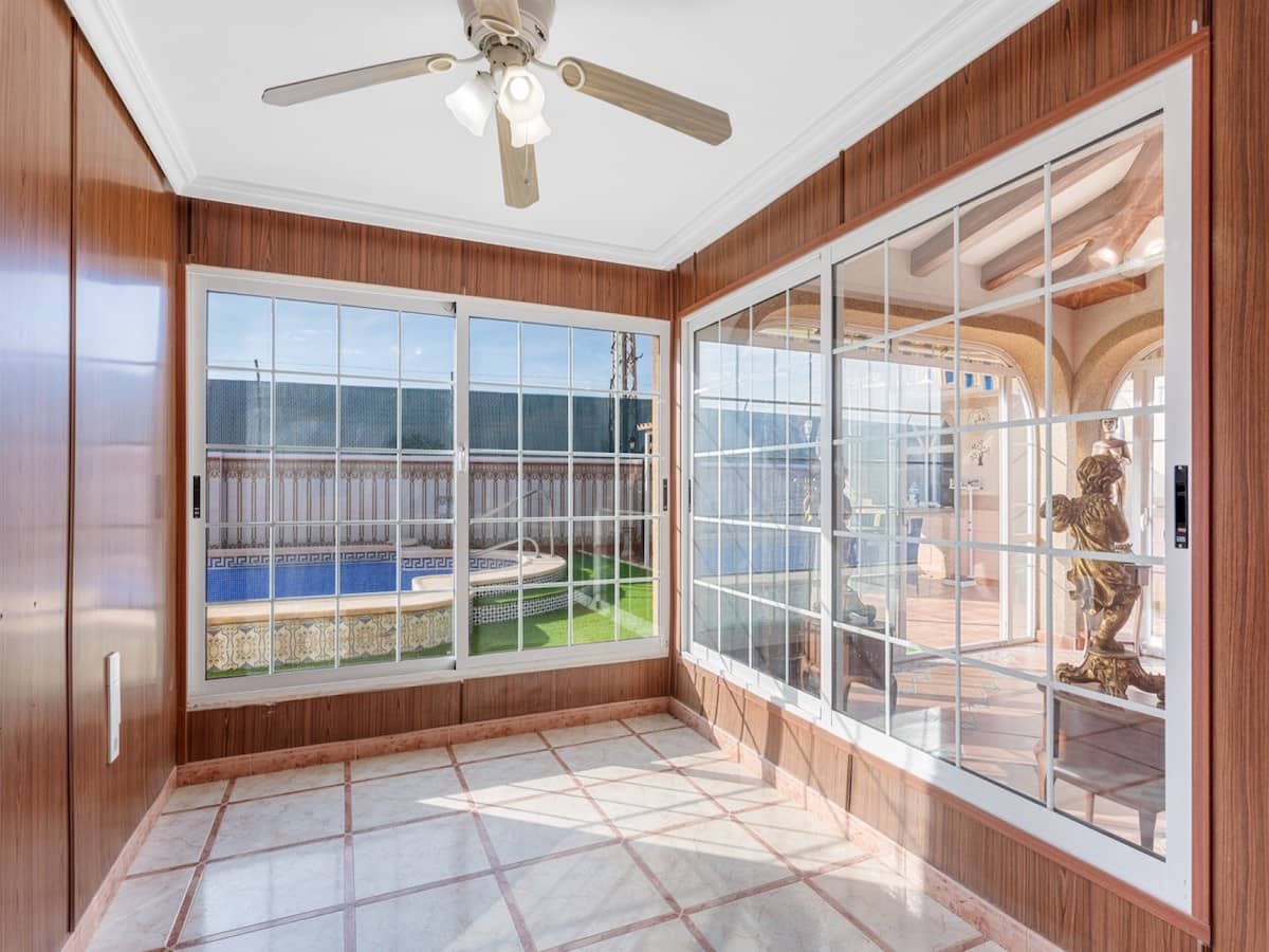 Chalet de 4 habitaciones en El Chaparral en venta con piscina - 689.000 € (Ref: 9101672)