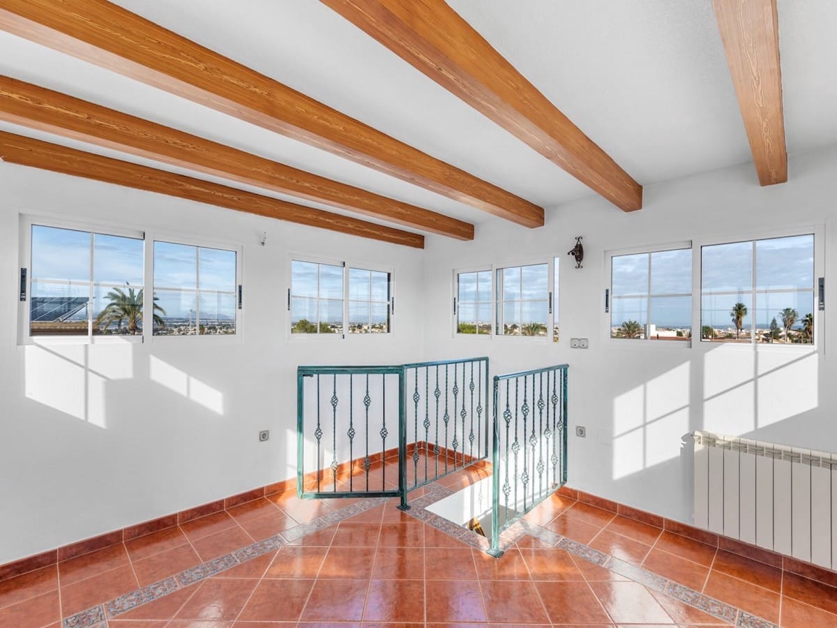 Chalet de 4 habitaciones en El Chaparral en venta con piscina - 689.000 € (Ref: 9101672)