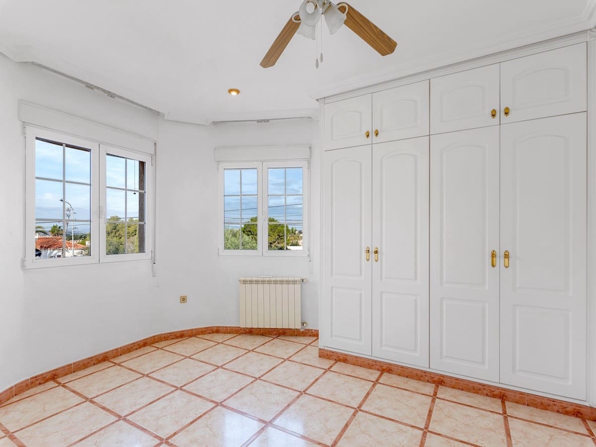 Chalet de 4 habitaciones en El Chaparral en venta con piscina - 689.000 € (Ref: 9101672)