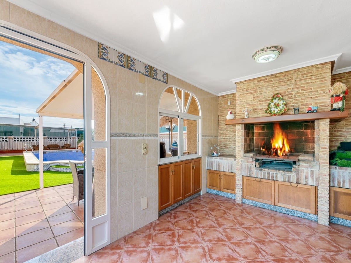 Chalet de 4 habitaciones en El Chaparral en venta con piscina - 689.000 € (Ref: 9101672)