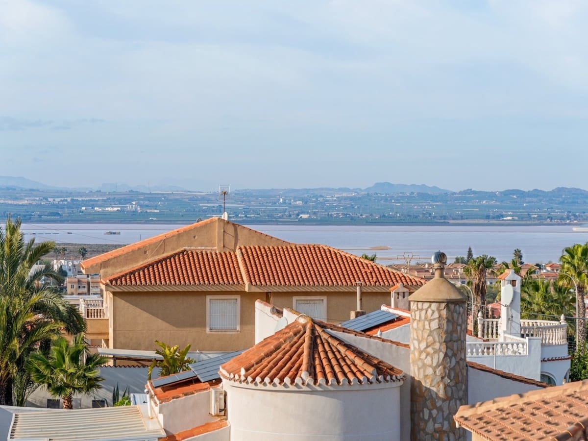 Chalet de 4 habitaciones en El Chaparral en venta con piscina - 689.000 € (Ref: 9101672)