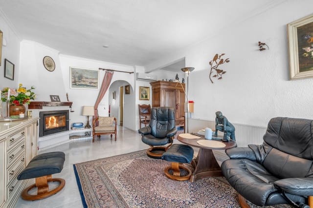 4 soveværelse Villa til salg i Punta Prima, Torrevieja med swimmingpool - € 485.000 (Ref: 9325550)