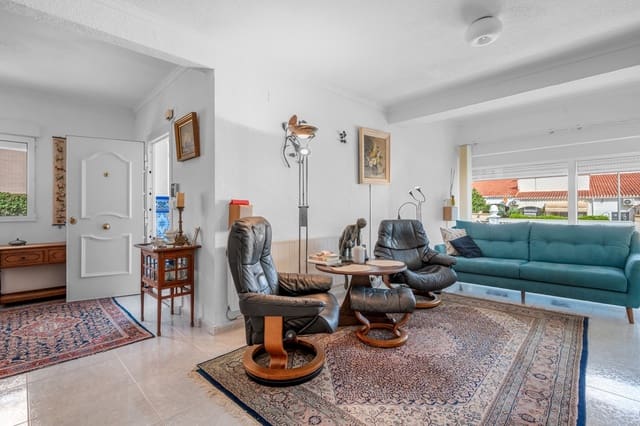 4 soveværelse Villa til salg i Punta Prima, Torrevieja med swimmingpool - € 485.000 (Ref: 9325550)