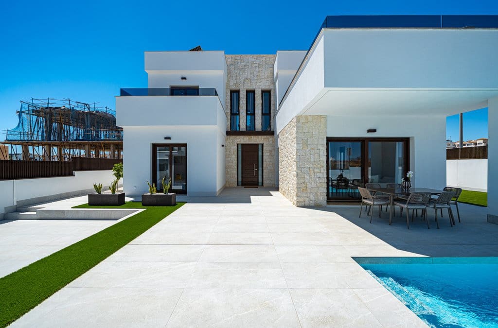 4 bedroom Villa for sale in Jacarilla with pool - € 649,000 (Ref: 9406975)