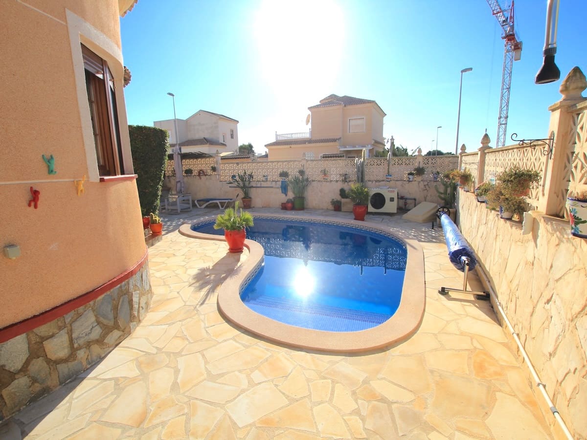 3 bedroom Villa for sale in Ciudad Quesada with pool - € 330,000 (Ref: 9500790)