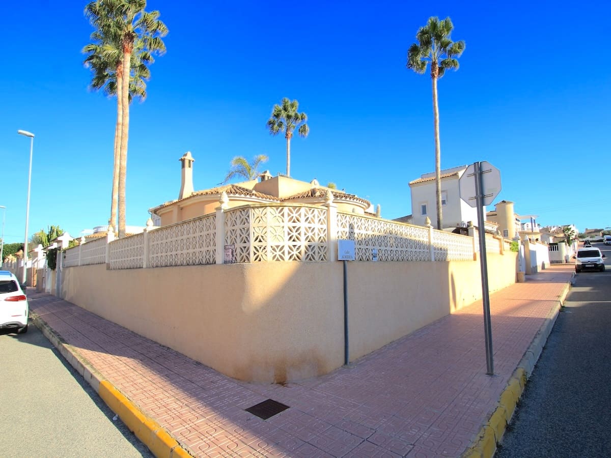 3 bedroom Villa for sale in Ciudad Quesada with pool - € 330,000 (Ref: 9500790)