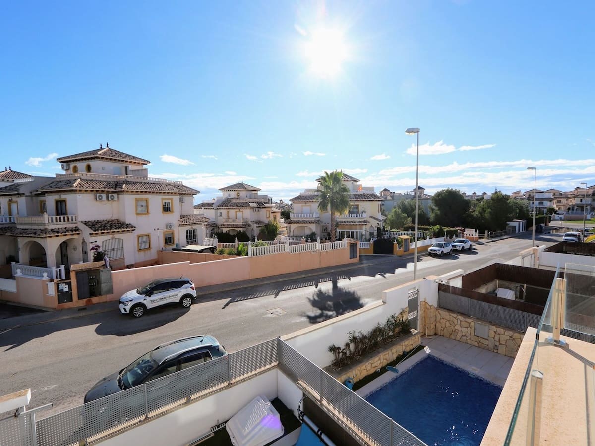 3 slaapkamer Villa te koop in Cabo Roig met zwembad - € 389.000 (Ref: 9532322)