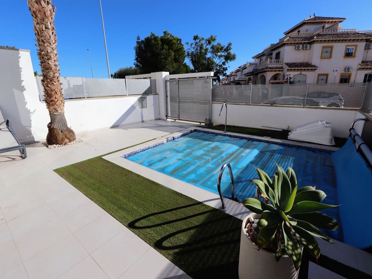 3 slaapkamer Villa te koop in Cabo Roig met zwembad - € 389.000 (Ref: 9532322)