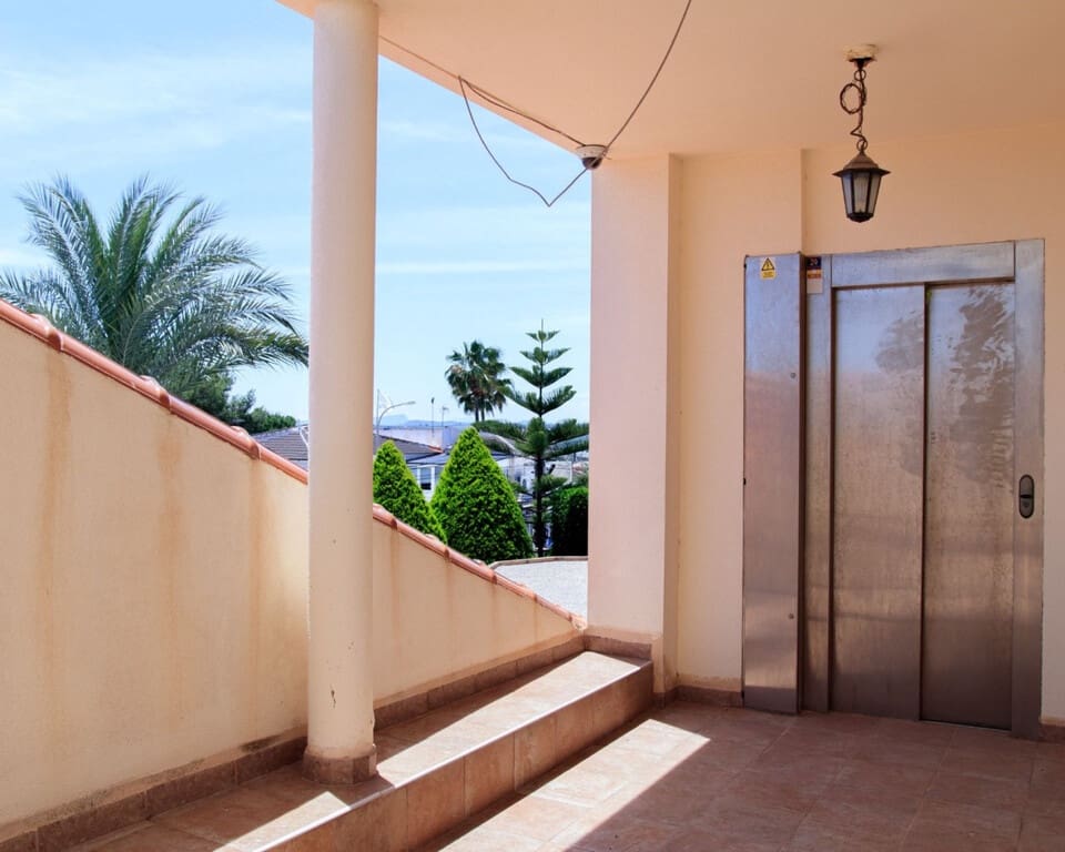 Chalet de 4 habitaciones en Ciudad Quesada en venta con piscina - 890.000 € (Ref: 9547143)