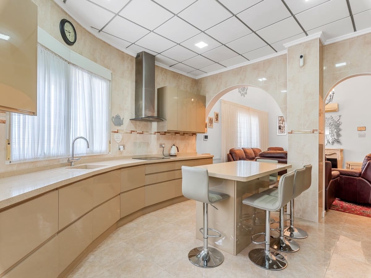 7 makuuhuone Huvila myytävänä paikassa Ciudad Quesada mukana uima-altaan - 690 000 € (Ref: 9610216)