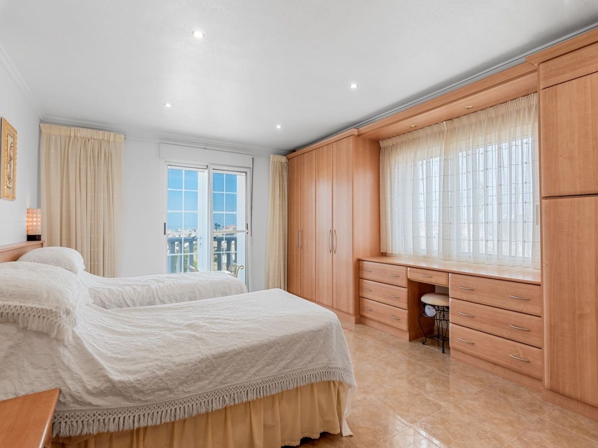 7 makuuhuone Huvila myytävänä paikassa Ciudad Quesada mukana uima-altaan - 690 000 € (Ref: 9610216)